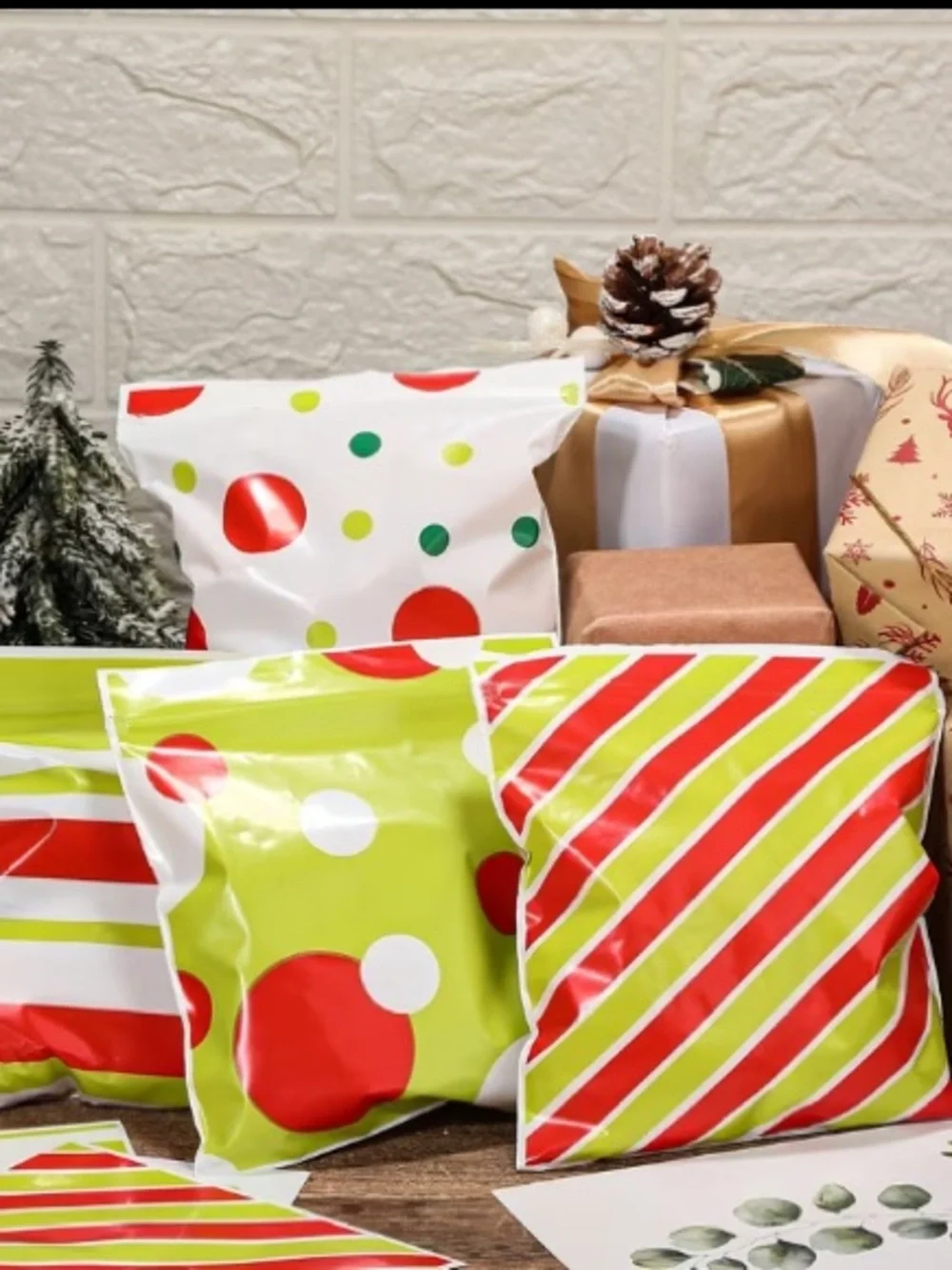 *Buy Now* Set of 25 Small Holiday Gift Bags